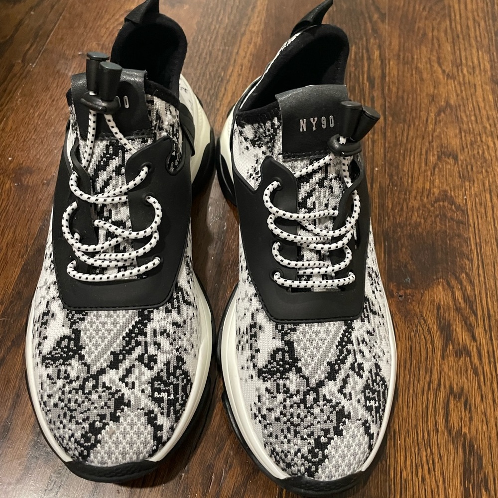 Steve Madden size 7 sneakers. Barely worn.